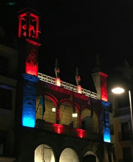 La nueva iluminación de la fachada del Ayuntamiento de Plasencia supondrá un ahorro energético