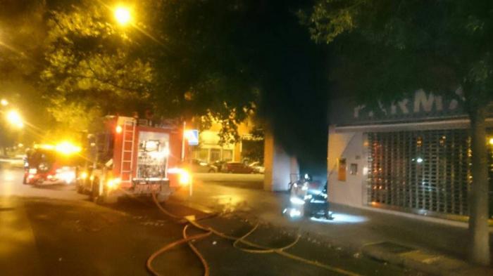 Un incendio en un garaje de Badajoz calcina cuatro coches y deja dañados más de una veintena