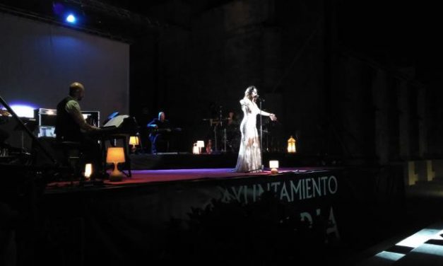 Diana Navarro hechizó a Coria en el concierto de apertura del XXI Festival Internacional de la Guitarra