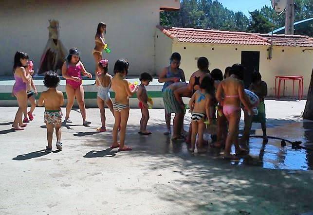 El taller de verano de la Asociación de Vecinos del barrio de San Juan de Plasencia acoge a 22 niños