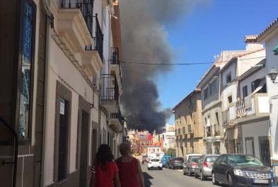 Los medios aéreos tratan de apagar el fuego de la finca Los Cabezos en el municipio de Alcántara