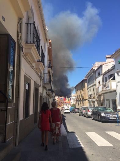 Medios terrestres continúan trabajando en la extinción del incendio declarado este martes en Alcántara
