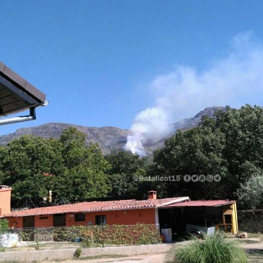 Medios terrestres trabajan en la extinción del incendio declarado este miércoles en Hervás