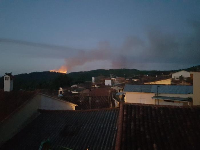 Medios terrestres continúa trabajando en la extinción de un incendio declarado en Santibáñez El Alto