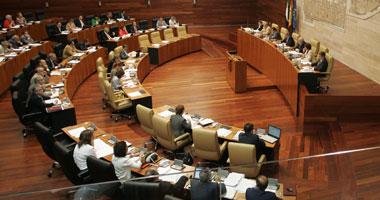 La Asamblea de Extremadura ofrece a todos los diputados poder dedicarse exclusivamente a la política