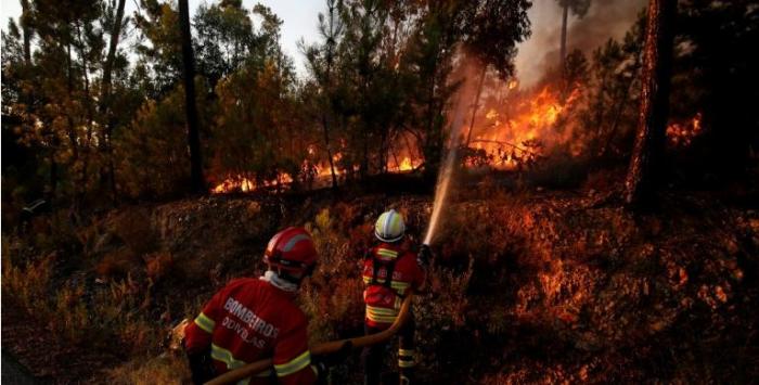 Un gran incendio dividido en dos partes avanza desde este miércoles por la cuenca del río Tajo en Portugal