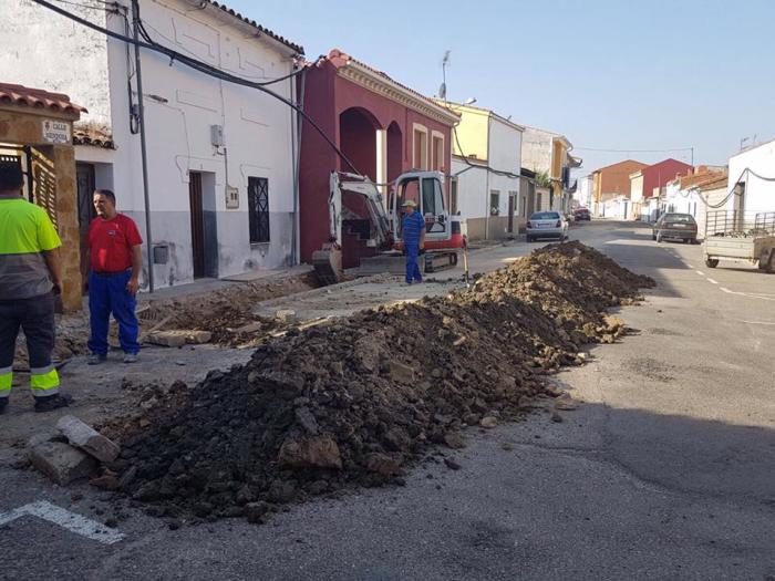 El consistorio de Moraleja destina más de 60.000 euros a las obras de mejora de la calle Mendoza