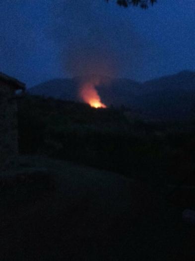 La zona de «La Solanilla», en Hervás, registra un incendio que afecta a fincas particulares