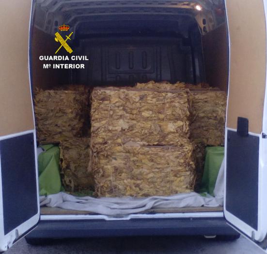 La Guardia Civil intercepta una furgoneta cargada con 810 kilogramos de tabaco de contrabando en Navalmoral