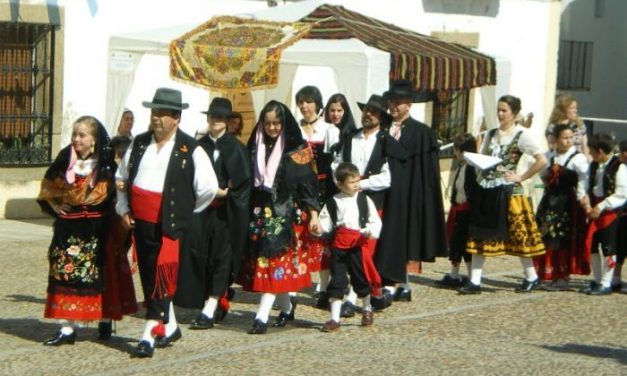 Los alumnos del colegio de Garciaz protagonizan una boda extremeña para recuperar las tradiciones