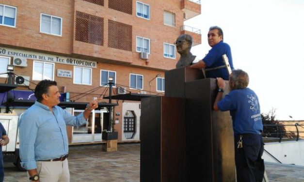 El Ayuntamiento de Coria coloca de nuevo el busto del Doctor Viera en la plaza que lleva su nombre