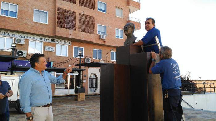 El Ayuntamiento de Coria coloca de nuevo el busto del Doctor Viera en la plaza que lleva su nombre
