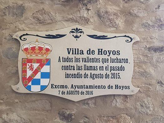 El consistorio de Hoyos homenajea a «los valientes que lucharon» contra el incendio de 2015