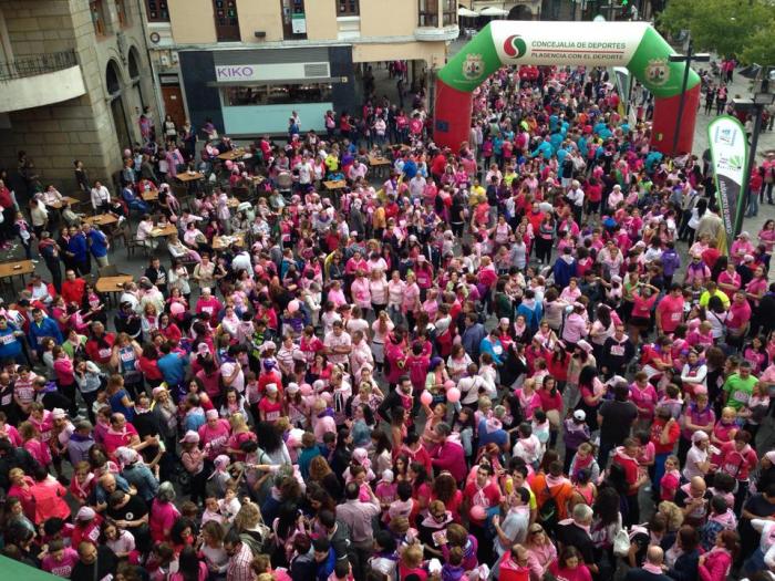 La Asociación Oncológica de Plasencia continúa vendiendo dorsales para la Marcha Rosa del sábado