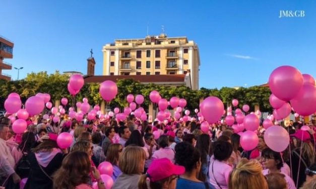 Una marea rosa recorre las calles de Coria como muestra de apoyo a los enfermos de cáncer