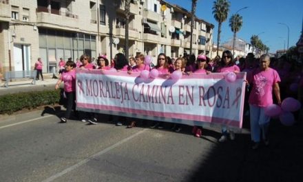Unas 1.500 personas han mostrado su apoyo a los enfermos de cáncer en la Marcha Rosa de Moraleja