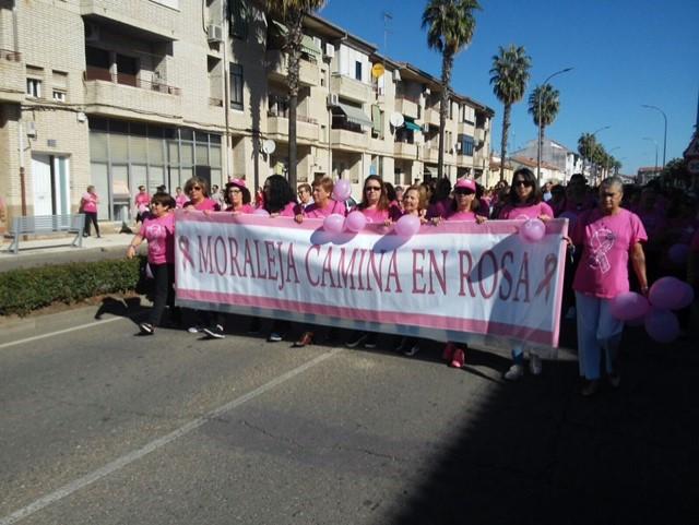 Unas 1.500 personas han mostrado su apoyo a los enfermos de cáncer en la Marcha Rosa de Moraleja