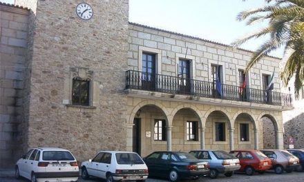 El joyero de Coria José Carlos Fernández recupera el reloj del ayuntamiento tras décadas sin funcionar