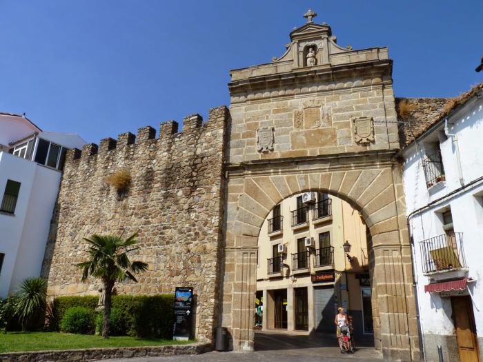 Pizarro destaca que el casco histórico de Plasencia va a lucir más visible para los turistas con las próximas obras