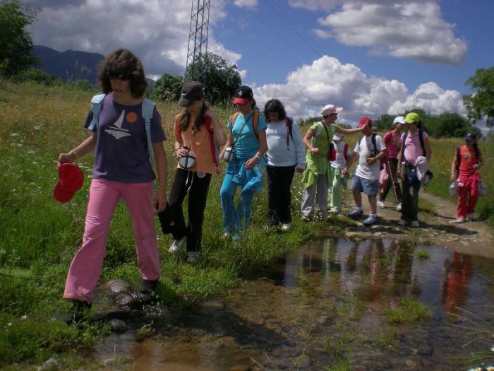Alumnos del Ambroz recorren a pie 47 kilómetros de la Vía de la Plata para conocer su entorno