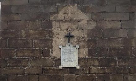 Moraleja da cumplimiento a la Ley de Memoria Histórica con la retirada de una placa dedicada a Primo de Rivera
