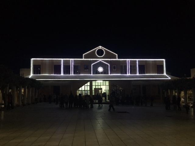 Más de 6.000 bombillas de LED blancos adornan ya la fachada de la casa de cultura de Coria