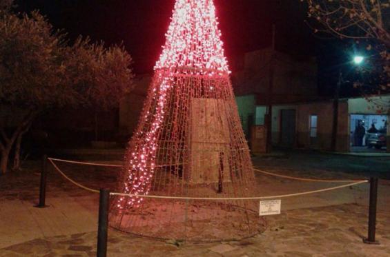 El vandalismo provoca desperfectos en los árboles luminosos instalados en Moraleja por la Navidad