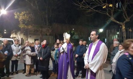 El obispo Francisco Cerro bendice la nueva fachada de la Parroquia del Sagrado Corazón de Moraleja