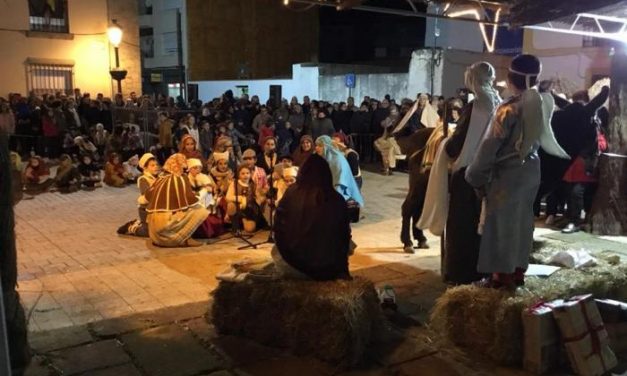 Unas 45 personas participan en la escenificación del Belén viviente en la Plaza de España de Moraleja