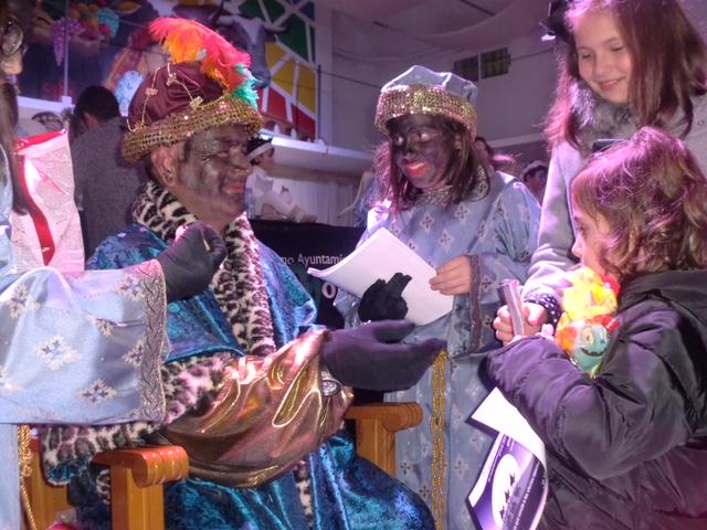 Numerosos niños arropan a los Reyes Magos durante su visita a Moraleja este viernes