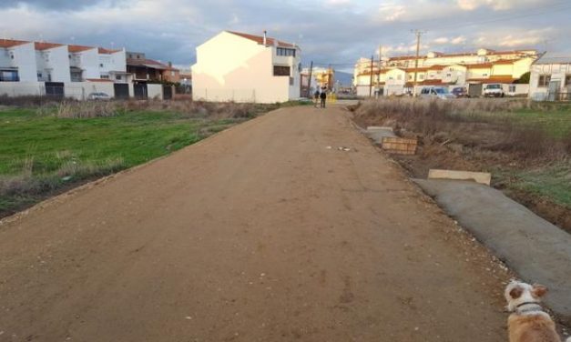 El Ayuntamiento de Moraleja trabaja en el asfaltado de la continuación de la calle Valle Inclán