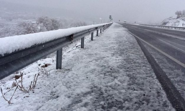 El temporal de nieve registrado este sábado obliga a cerrar cuatro carreteras del norte de Cáceres