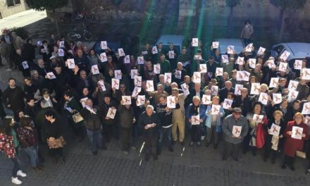 Decenas de mayores se manifestan a las puertas del Ayuntamiento de Moraleja para pedir una pensión digna