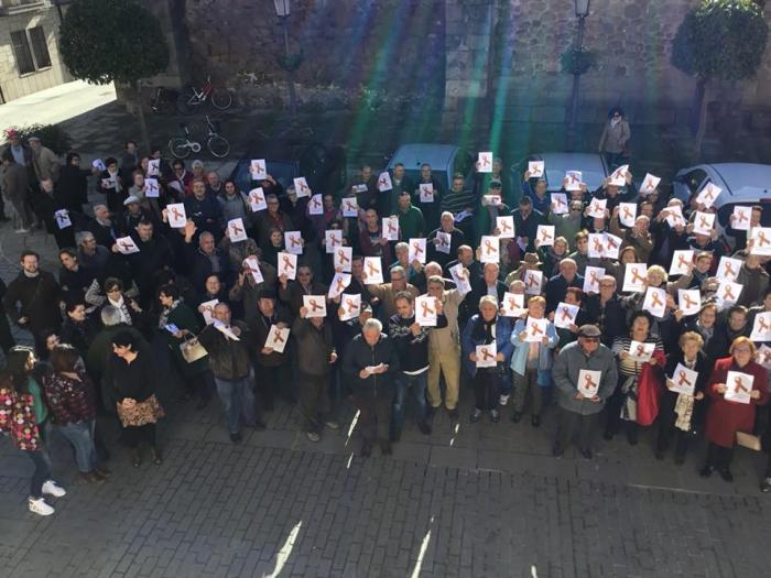 Decenas de mayores se manifestan a las puertas del Ayuntamiento de Moraleja para pedir una pensión digna