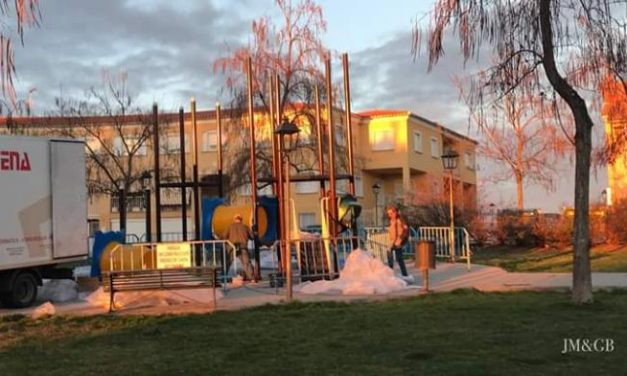 El Ayuntamiento de Coria instala un parque infantil de grandes dimensiones en la Plaza Castelo Branco