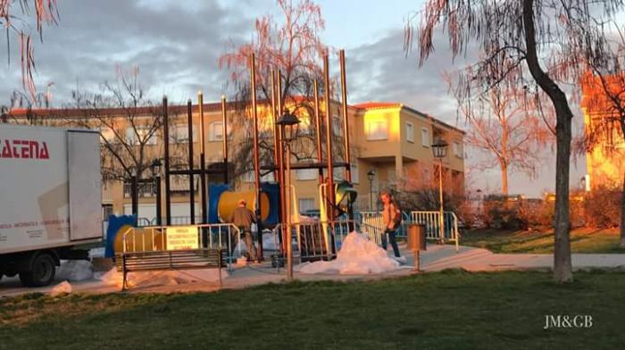 El Ayuntamiento de Coria instala un parque infantil de grandes dimensiones en la Plaza Castelo Branco