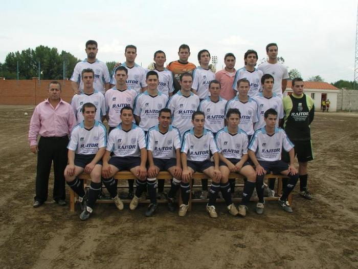 El equipo Ciudad de Coria Club de Fútbol presentó ayer a su nueva plantilla formada por 20 jugadores caurienses