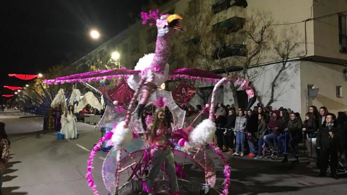 Más de una decena de grupos llena de brillo y colorido las calles de Coria en el primer desfile de Carnaval
