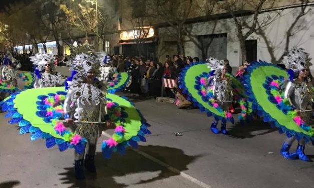 Más de una decena de grupos llena de brillo y colorido las calles de Coria en el primer desfile de Carnaval