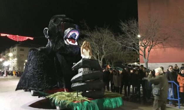 «Volando Voy» y «King Kong en Coria» se hacen con el primer puesto en los Desfiles de Carnaval de Coria