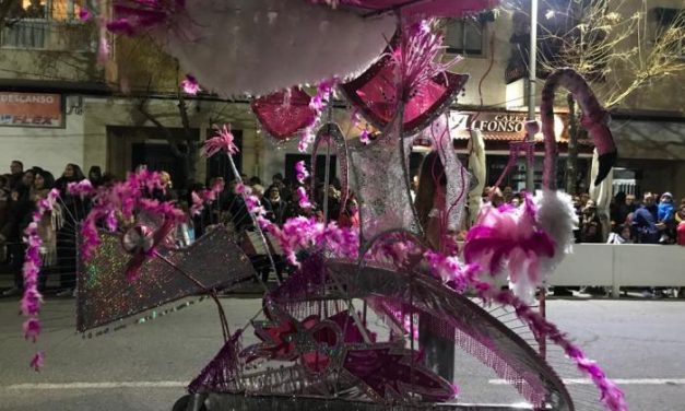 «Volando Voy» y «King Kong en Coria» se hacen con el primer puesto en los Desfiles de Carnaval de Coria