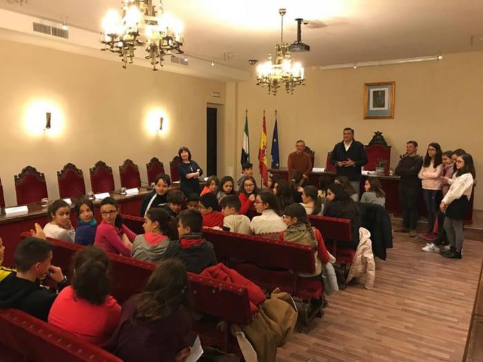 Los alumnos del Camino Hernández de Coria presentan en el ayuntamiento su cooperativa «CH40»