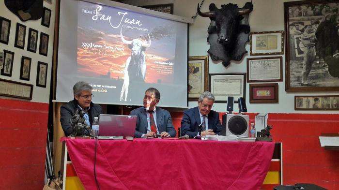 Coria presenta las virtudes de sus fiestas de San Juan en el Museo del Club Taurino de Badajoz