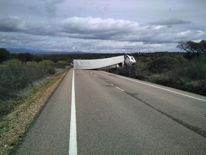 El vuelco de un camión de grandes dimensiones obliga a cortar varias horas la carretera de Moraleja a Zarza