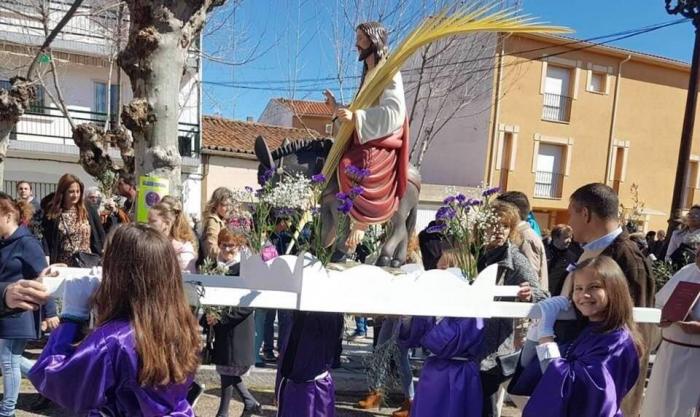 Los niños de la Cofradía protagonizan la procesión del Domingo de Ramos en Moraleja