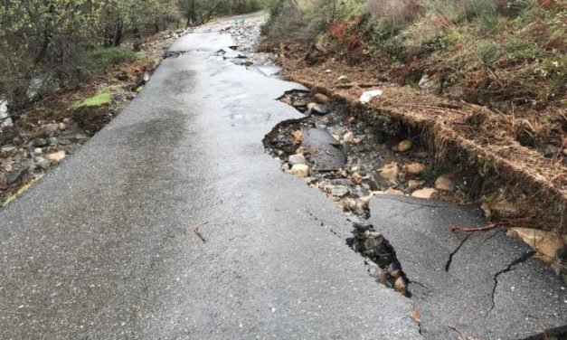 Las lluvias de las últimas semanas provocan importantes daños en una carretera de Acebo