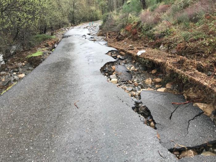 Las lluvias de las últimas semanas provocan importantes daños en una carretera de Acebo