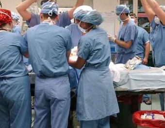La falta de sustitutos obliga a aproximadamente 400 médicos de la región extremeña a doblar consultas