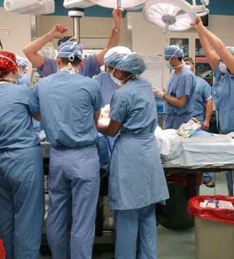 La falta de sustitutos obliga a aproximadamente 400 médicos de la región extremeña a doblar consultas