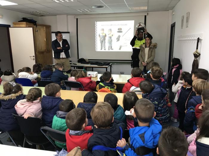 Los alumnos del Joaquín Ballesteros de Moraleja visitan la comisaría de Policía Local de Coria